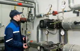 Techniker kontrolliert Rohranlage